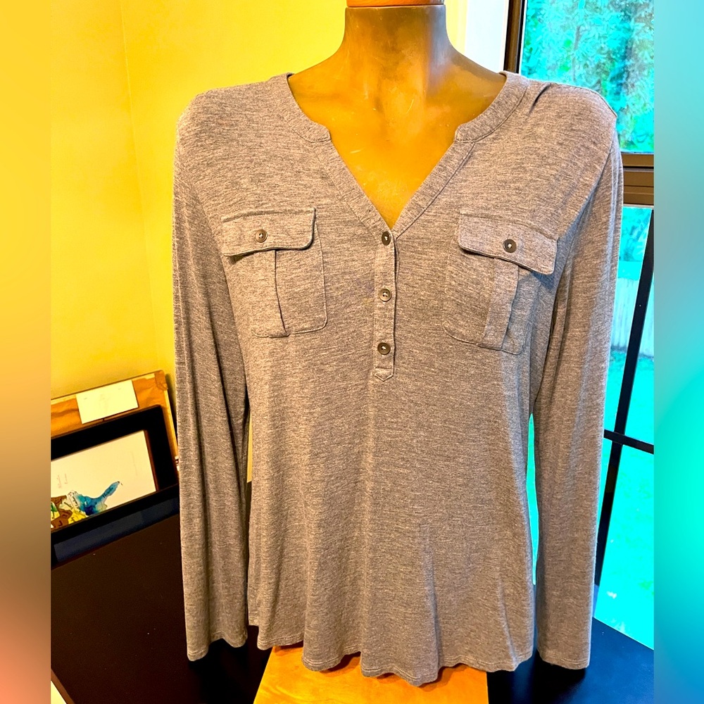 A New Day Light Gray V-neck Henley long sleeve tee w/roll up tabs